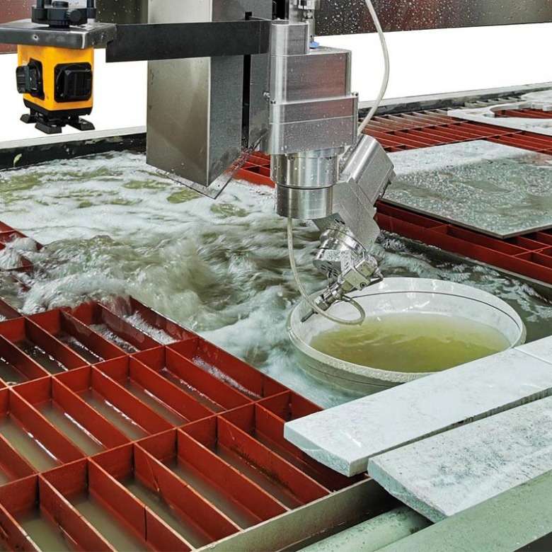 5-axis-waterjet-cutting-stone-in-submerged-table-jaimac