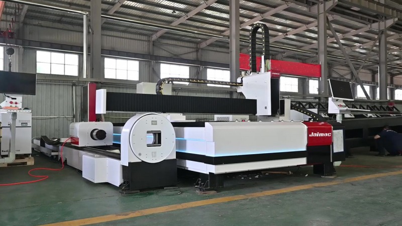 Tube and sheet laser cutting machine LP3015ST_Moment